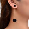 Boucles d'oreilles pendantes rondes noires à boules en peluche