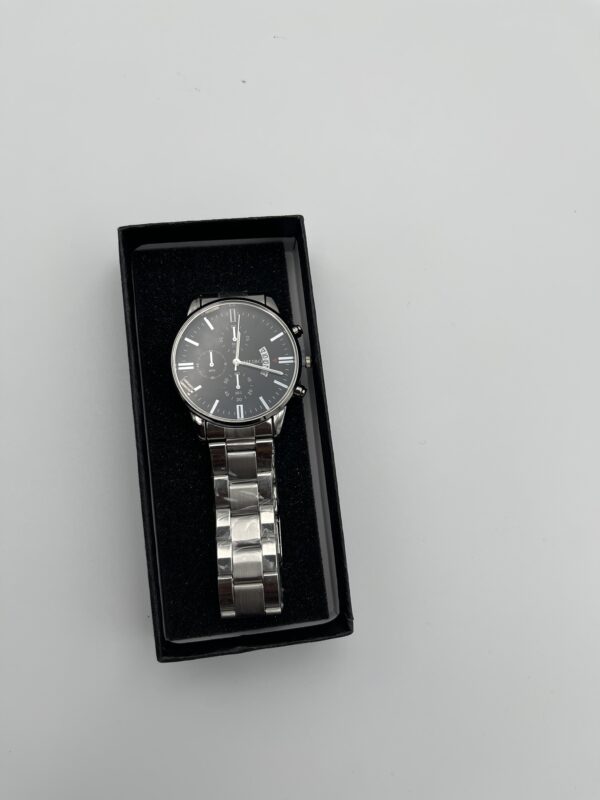 Cette montre ronde à triple cadran pour homme allie un look décontracté et élégant, avec un affichage de la date pratique pour un usage quotidien. Son design à chiffres romains sur le cadran et son bracelet en acier inoxydable argenté confèrent à cette montre une touche de sophistication, tout en étant idéale pour les étudiants et les jeunes professionnels. Matériaux et Confort : Boîtier : Fabriqué en alliage de zinc, alliant légèreté et robustesse. Bracelet : En acier inoxydable argenté, durable et confortable à porter. Verre : En verre minéral, pour une clarté et une résistance aux rayures. Caractéristiques : Mécanisme à quartz, alimenté par batterie, pour une précision fiable. Affichage de la date pour plus de commodité. Design à triple cadran avec chiffres romains, pour un style classique et élégant. Non étanche, idéal pour une utilisation quotidienne dans des environnements secs. Dimensions : Taille du boîtier : Standard pour homme. Bracelet ajustable pour un ajustement parfait.