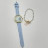 Style et Design : Cette montre ronde à quartz présente un cadran délicatement imprimé de fleurs, apportant une touche de fraîcheur et de féminité. Son bracelet bleu en cuir PU se marie parfaitement avec le design floral, créant un ensemble parfait pour des journées décontractées ou des vacances. Le bracelet assorti complète l'ensemble, ajoutant une note personnelle et tendance à votre look. Matériaux et Confort : Boîtier : Fabriqué en alliage de zinc, pour une montre légère mais robuste. Bracelet : Cuir PU bleu, agréable à porter et ajustable pour un confort optimal. Verre : Verre synthétique pour protéger le cadran tout en restant léger. Caractéristiques : Alimentée par pile bouton, assurant une précision fiable. Non étanche, à porter dans des conditions sèches pour préserver sa qualité. Design élégant et floral, parfait pour le printemps et l'été. Dimensions : Taille du boîtier : Adaptée à la plupart des poignets féminins. Bracelet ajustable pour s'adapter à différentes tailles de poignets.
