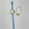 Style et Design : Cette montre ronde à quartz présente un cadran délicatement imprimé de fleurs, apportant une touche de fraîcheur et de féminité. Son bracelet bleu en cuir PU se marie parfaitement avec le design floral, créant un ensemble parfait pour des journées décontractées ou des vacances. Le bracelet assorti complète l'ensemble, ajoutant une note personnelle et tendance à votre look. Matériaux et Confort : Boîtier : Fabriqué en alliage de zinc, pour une montre légère mais robuste. Bracelet : Cuir PU bleu, agréable à porter et ajustable pour un confort optimal. Verre : Verre synthétique pour protéger le cadran tout en restant léger. Caractéristiques : Alimentée par pile bouton, assurant une précision fiable. Non étanche, à porter dans des conditions sèches pour préserver sa qualité. Design élégant et floral, parfait pour le printemps et l'été. Dimensions : Taille du boîtier : Adaptée à la plupart des poignets féminins. Bracelet ajustable pour s'adapter à différentes tailles de poignets.