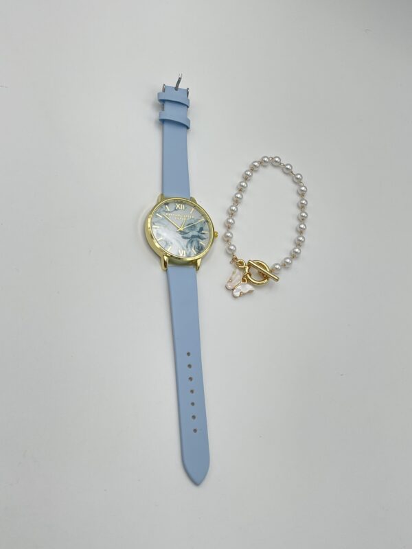 Style et Design : Cette montre ronde à quartz présente un cadran délicatement imprimé de fleurs, apportant une touche de fraîcheur et de féminité. Son bracelet bleu en cuir PU se marie parfaitement avec le design floral, créant un ensemble parfait pour des journées décontractées ou des vacances. Le bracelet assorti complète l'ensemble, ajoutant une note personnelle et tendance à votre look. Matériaux et Confort : Boîtier : Fabriqué en alliage de zinc, pour une montre légère mais robuste. Bracelet : Cuir PU bleu, agréable à porter et ajustable pour un confort optimal. Verre : Verre synthétique pour protéger le cadran tout en restant léger. Caractéristiques : Alimentée par pile bouton, assurant une précision fiable. Non étanche, à porter dans des conditions sèches pour préserver sa qualité. Design élégant et floral, parfait pour le printemps et l'été. Dimensions : Taille du boîtier : Adaptée à la plupart des poignets féminins. Bracelet ajustable pour s'adapter à différentes tailles de poignets.
