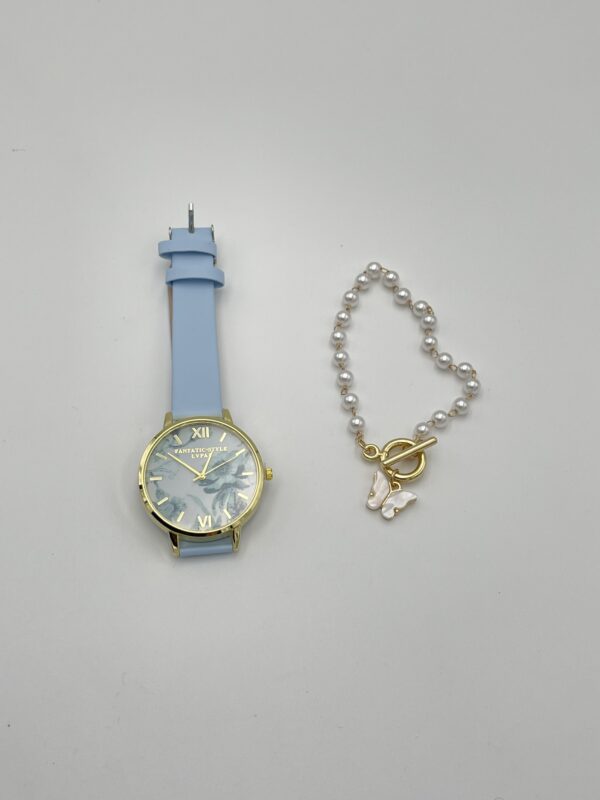 Style et Design : Cette montre ronde à quartz présente un cadran délicatement imprimé de fleurs, apportant une touche de fraîcheur et de féminité. Son bracelet bleu en cuir PU se marie parfaitement avec le design floral, créant un ensemble parfait pour des journées décontractées ou des vacances. Le bracelet assorti complète l'ensemble, ajoutant une note personnelle et tendance à votre look. Matériaux et Confort : Boîtier : Fabriqué en alliage de zinc, pour une montre légère mais robuste. Bracelet : Cuir PU bleu, agréable à porter et ajustable pour un confort optimal. Verre : Verre synthétique pour protéger le cadran tout en restant léger. Caractéristiques : Alimentée par pile bouton, assurant une précision fiable. Non étanche, à porter dans des conditions sèches pour préserver sa qualité. Design élégant et floral, parfait pour le printemps et l'été. Dimensions : Taille du boîtier : Adaptée à la plupart des poignets féminins. Bracelet ajustable pour s'adapter à différentes tailles de poignets.