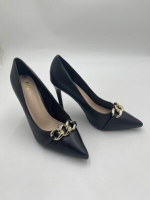 Escarpins noirs à talons aiguilles avec chaîne