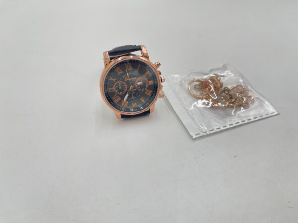 Montre Femme Mode Simple à Triple Cadran et Chiffres Romains