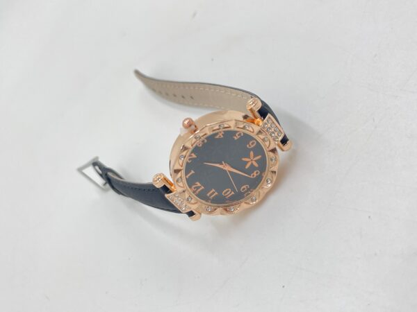 Montre à Quartz Femme avec Bracelet en Cuir PU et Kit de 6 Bracelets Assortis