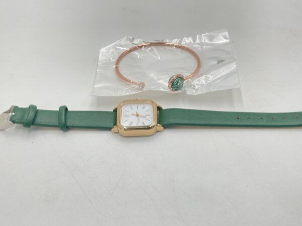 Ensemble Montre à Quartz Cadran Carré et Bracelet Manchette Ensemble Montre à Quartz Cadran Carré et Bracelet Manchette