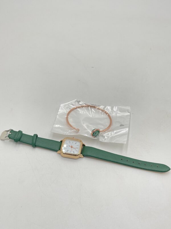 Ensemble Montre à Quartz Cadran Carré et Bracelet Manchette Ensemble Montre à Quartz Cadran Carré et Bracelet Manchette