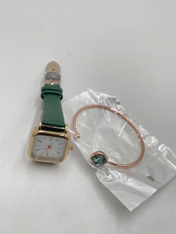 Ensemble Montre à Quartz Cadran Carré et Bracelet Manchette Ensemble Montre à Quartz Cadran Carré et Bracelet Manchette