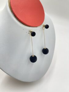 Boucles d'oreilles pendantes rondes noires à boules en peluche