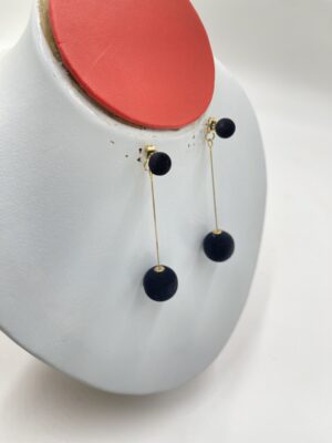 Boucles d'oreilles pendantes rondes noires à boules en peluche