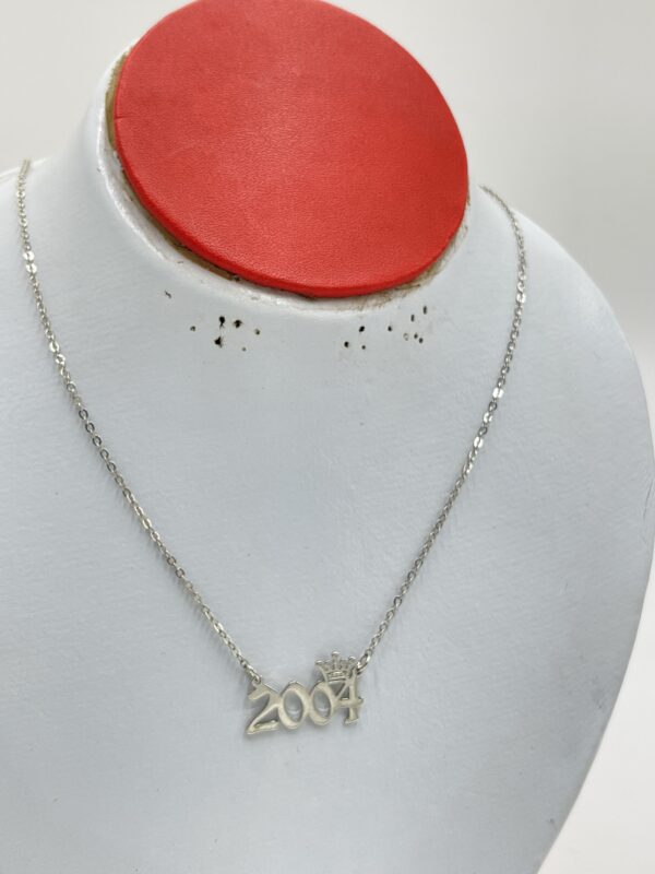 Collier métallique "2004"