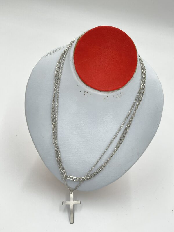 Collier croisé avec pendentif carré