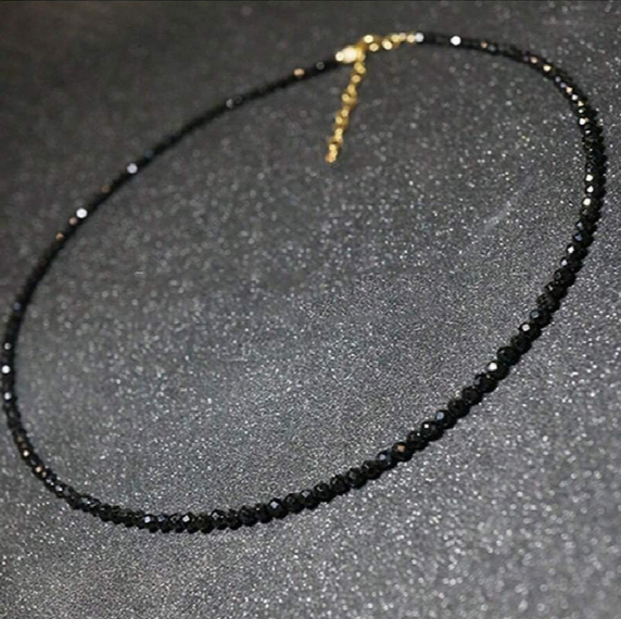 Collier de perles de cristal noir