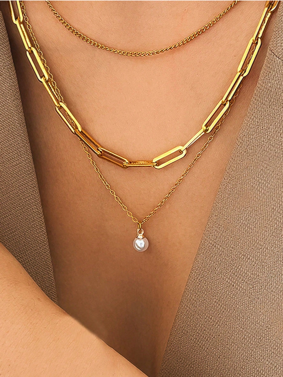 Collier multicouche avec pendentif en fausses perles