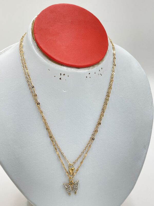 Collier superposé avec breloque papillon