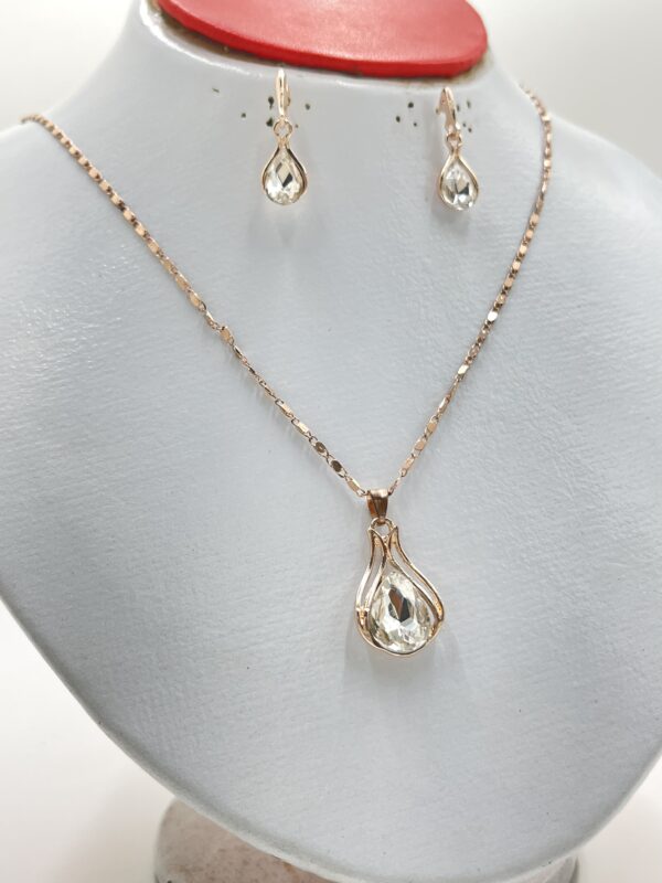 Ensemble collier et boucles d'oreilles gouttelette d'eau cristal