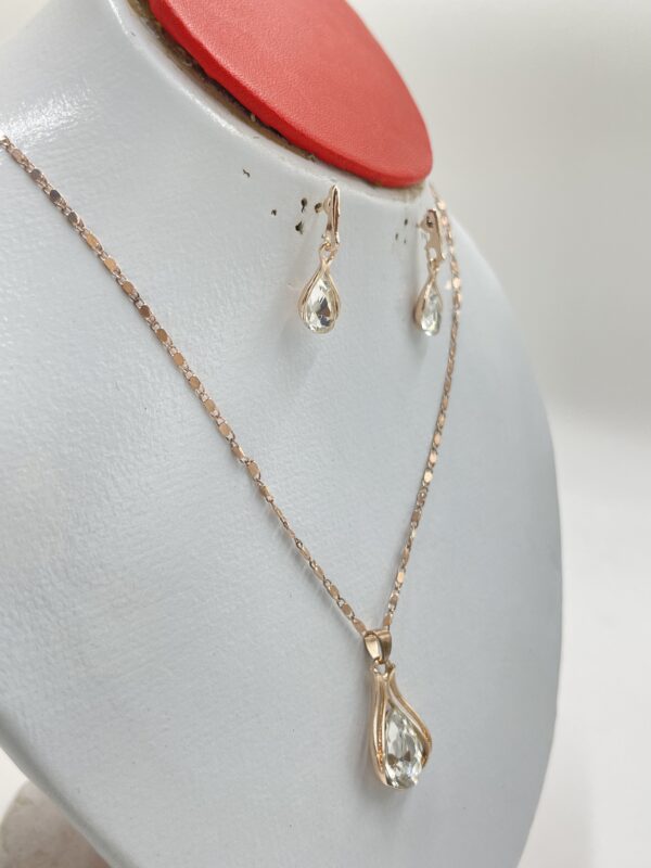 Ensemble collier et boucles d'oreilles gouttelette d'eau cristal