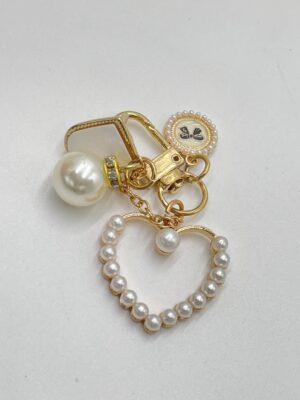 Porte-clé en forme de cœur avec nœud et perles