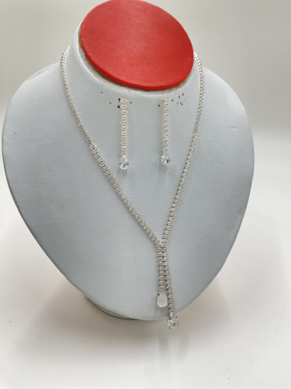 Ensemble collier et boucles d'oreilles en strass