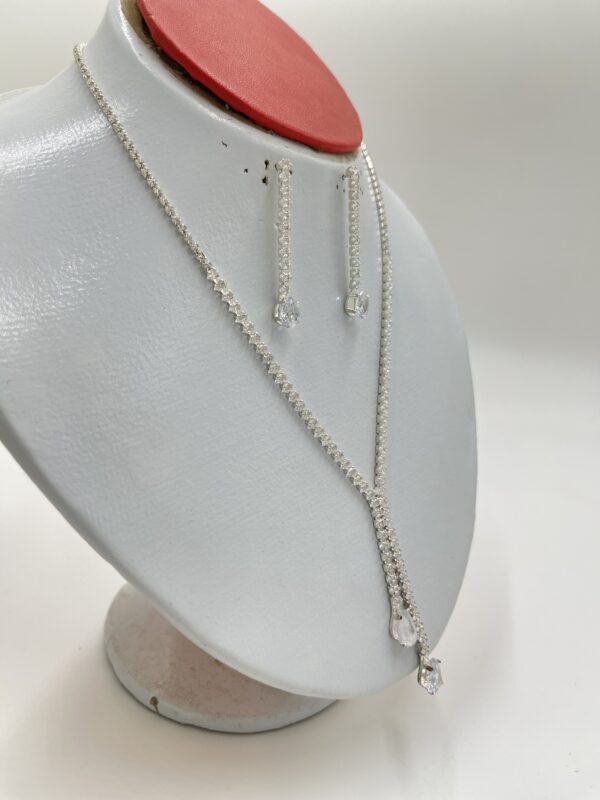 Ensemble collier et boucles d'oreilles en strass