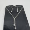 Ensemble collier et boucles d'oreilles en strass