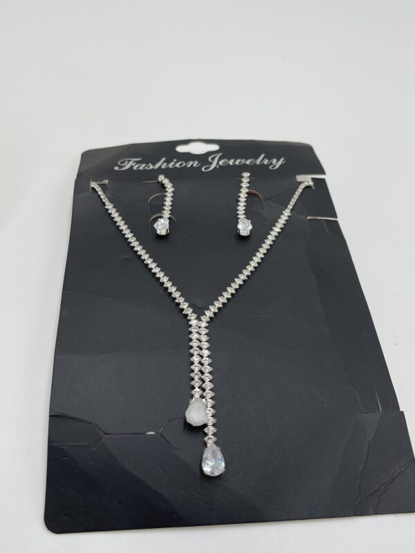 Ensemble collier et boucles d'oreilles en strass