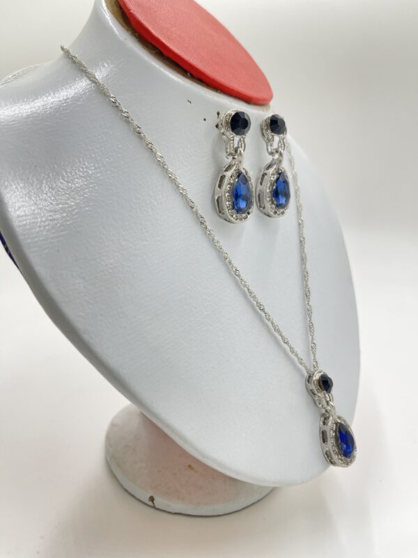 Ensemble de bijoux décoratifs en pierres précieuses