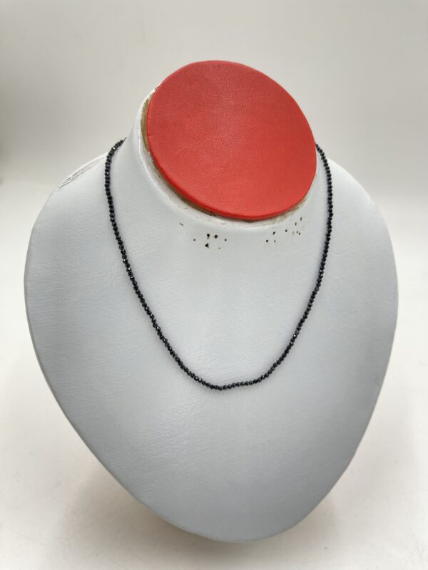 Collier de perles de cristal noir