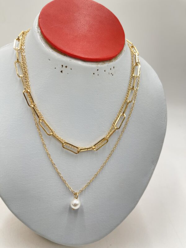 Collier multicouche avec pendentif en fausses perles