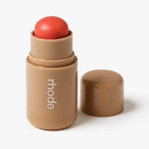 Blush crème corail sur fond blanc