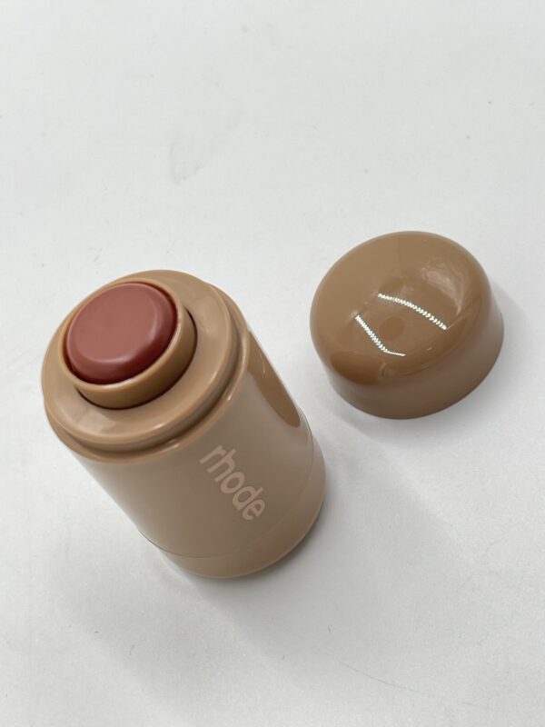 Blush crème corail sur fond blanc