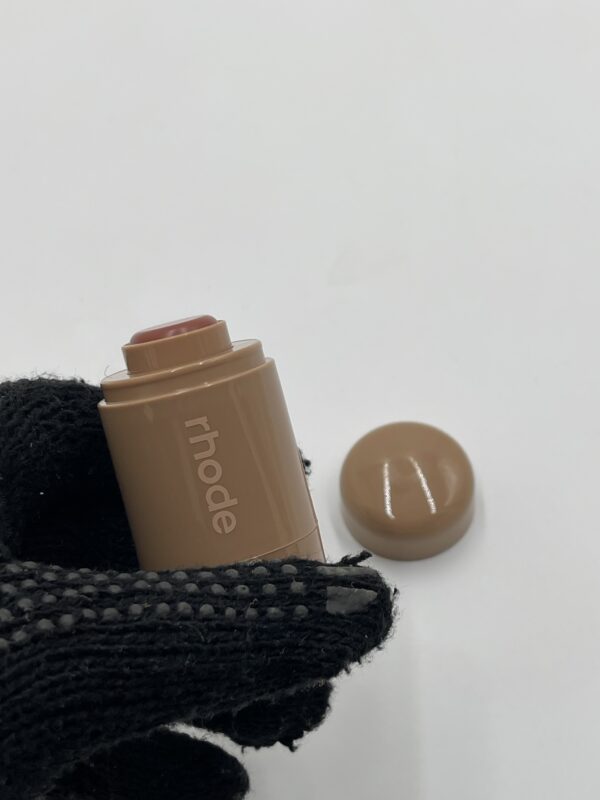 Blush crème corail sur fond blanc