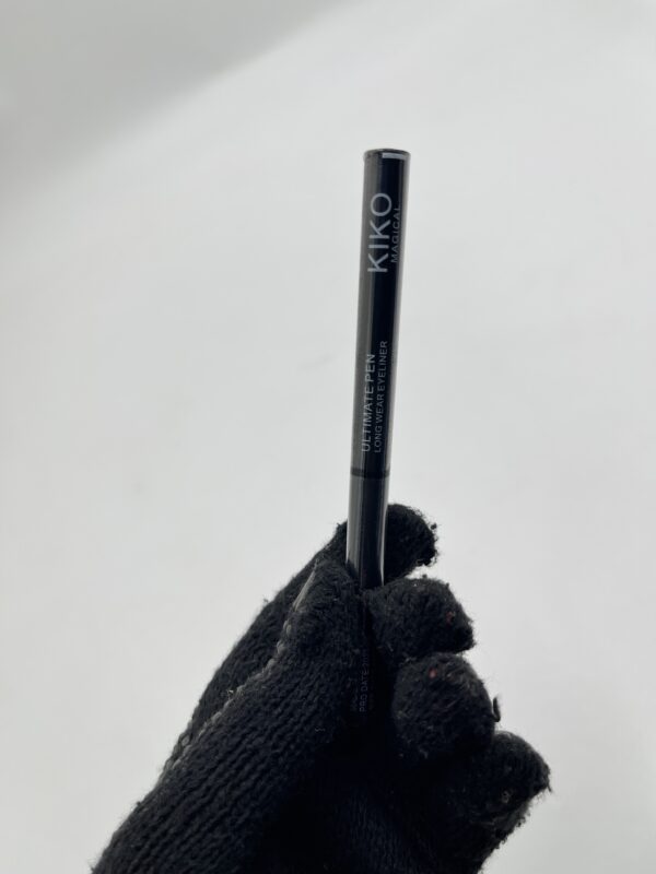 Eyeliner KIKO Milano sur fond blanc