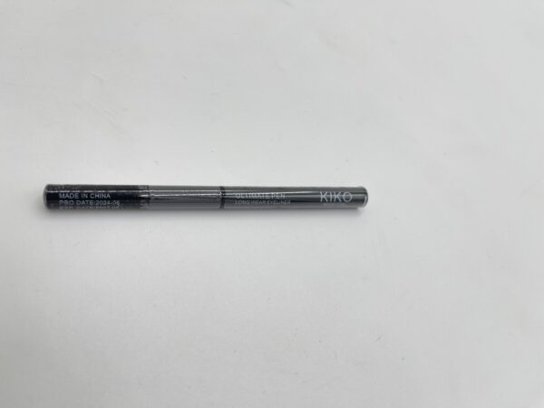 Eyeliner KIKO Milano sur fond blanc